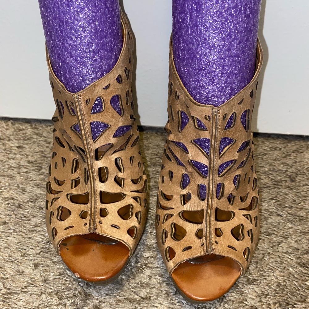 Steve Madden Tan Wedges